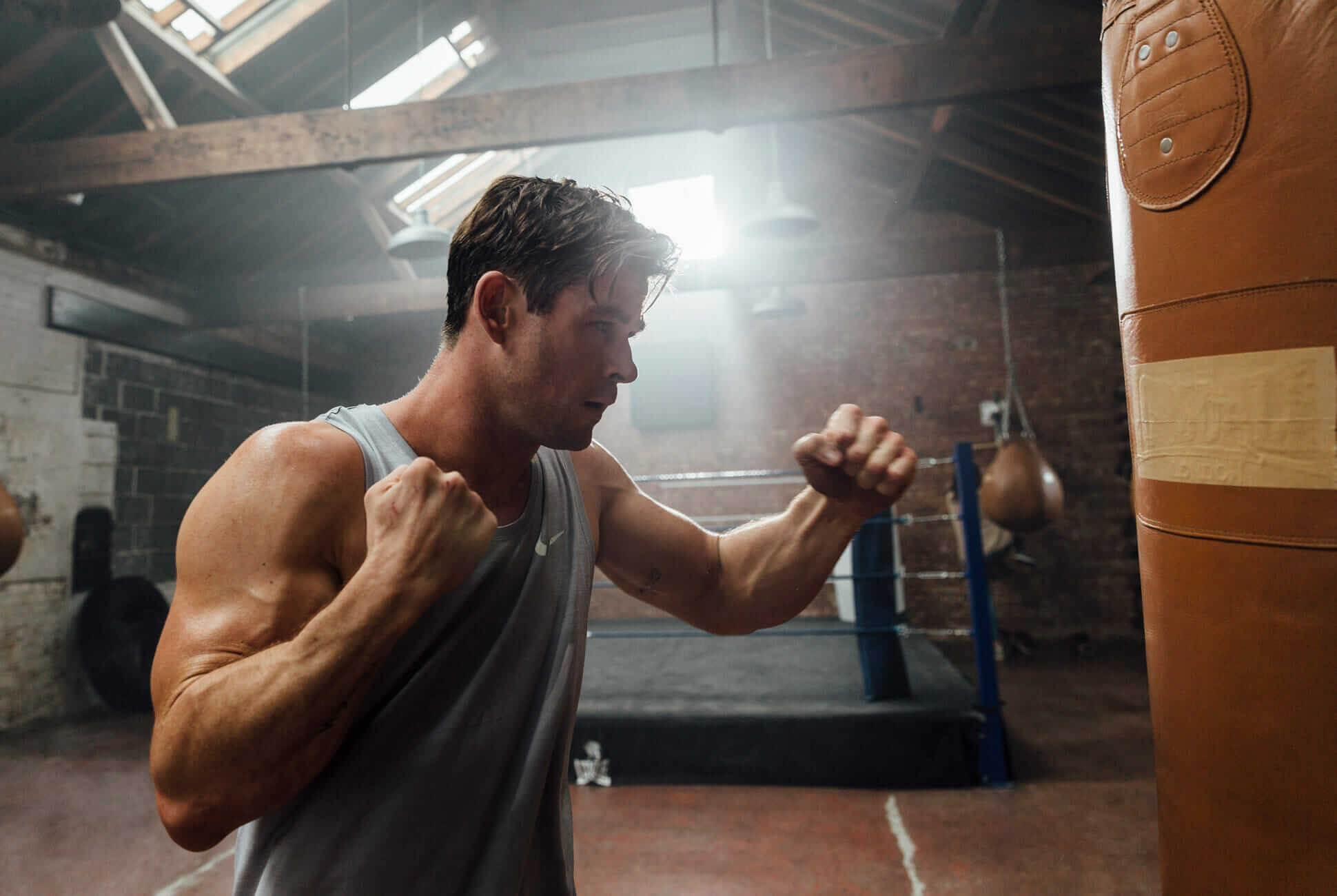 Christ Hemsworth memilih berolahraga dan membaca buku untuk mengusir rasa bosannya